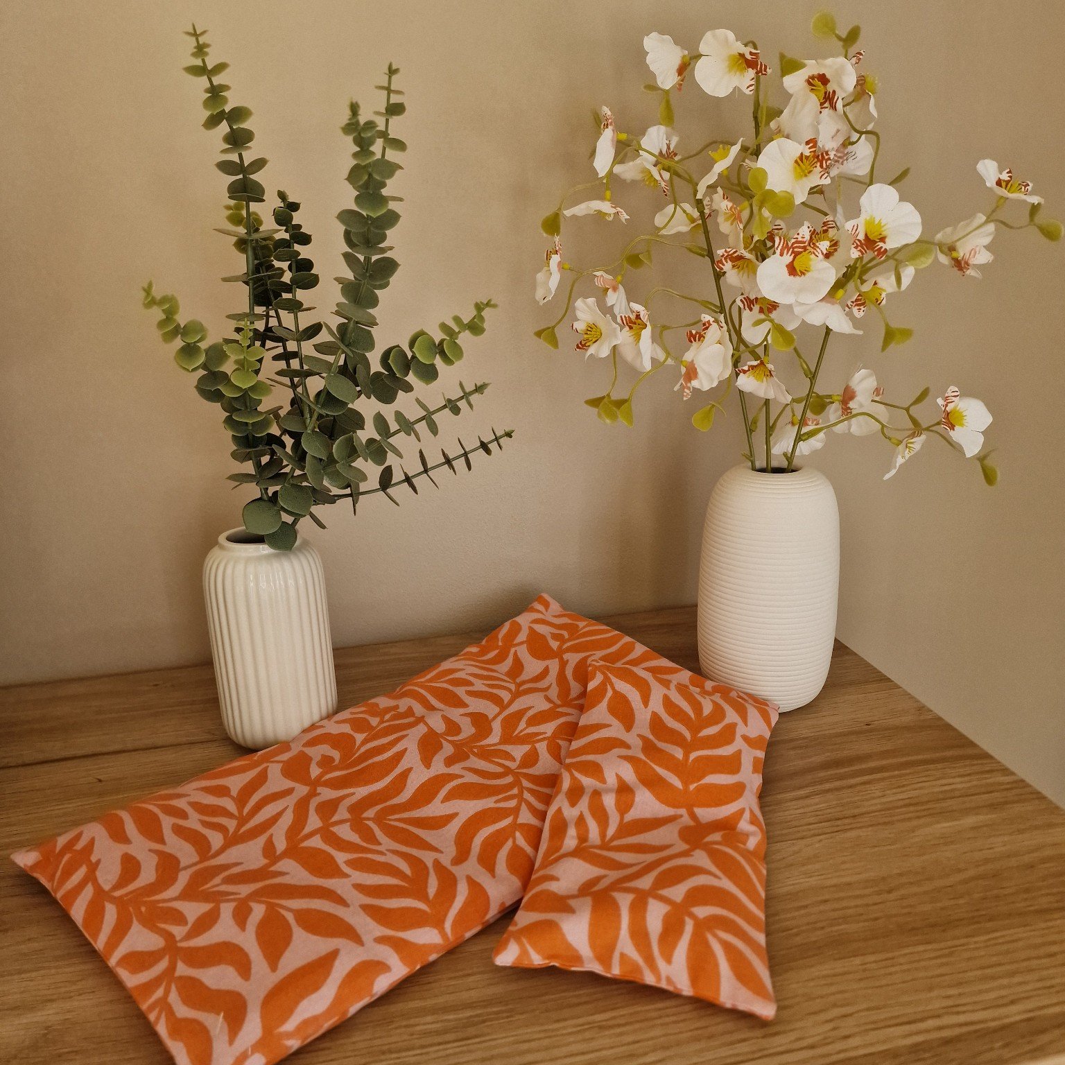 Bouillottes Sewaw au motif de feuillage terracotta dans un décor chaleureux