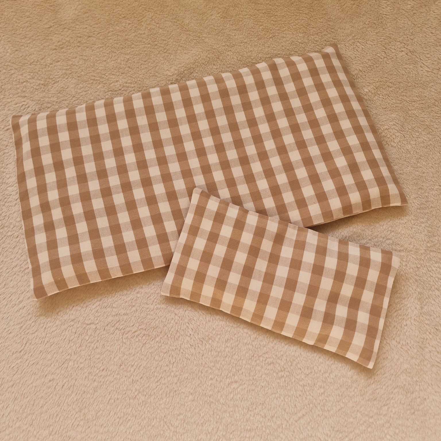 Deux bouillottes Sewaw en tissu vichy beige, grand et petit formats