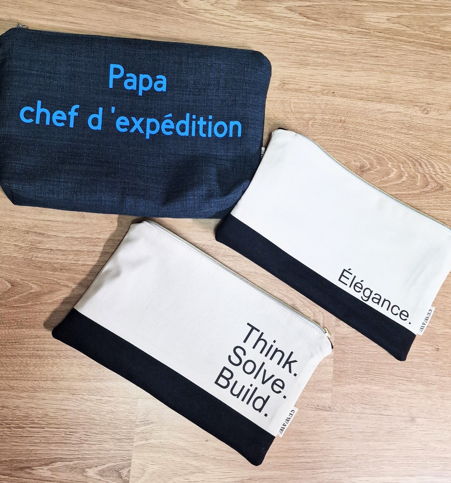 Pochettes Sewaw personnalisées avec les textes Papa chef d’expédition, Élégance et Think. Solve. Build.
